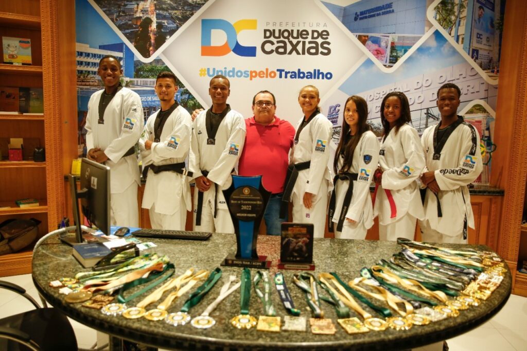 PREFEITO WILSON REIS RECEBE EQUIPE DO TAEKWONDO CONSAGRADA MELHOR DO RIO E PREMIADA NA COPA DO BRASIL EM RECIFE