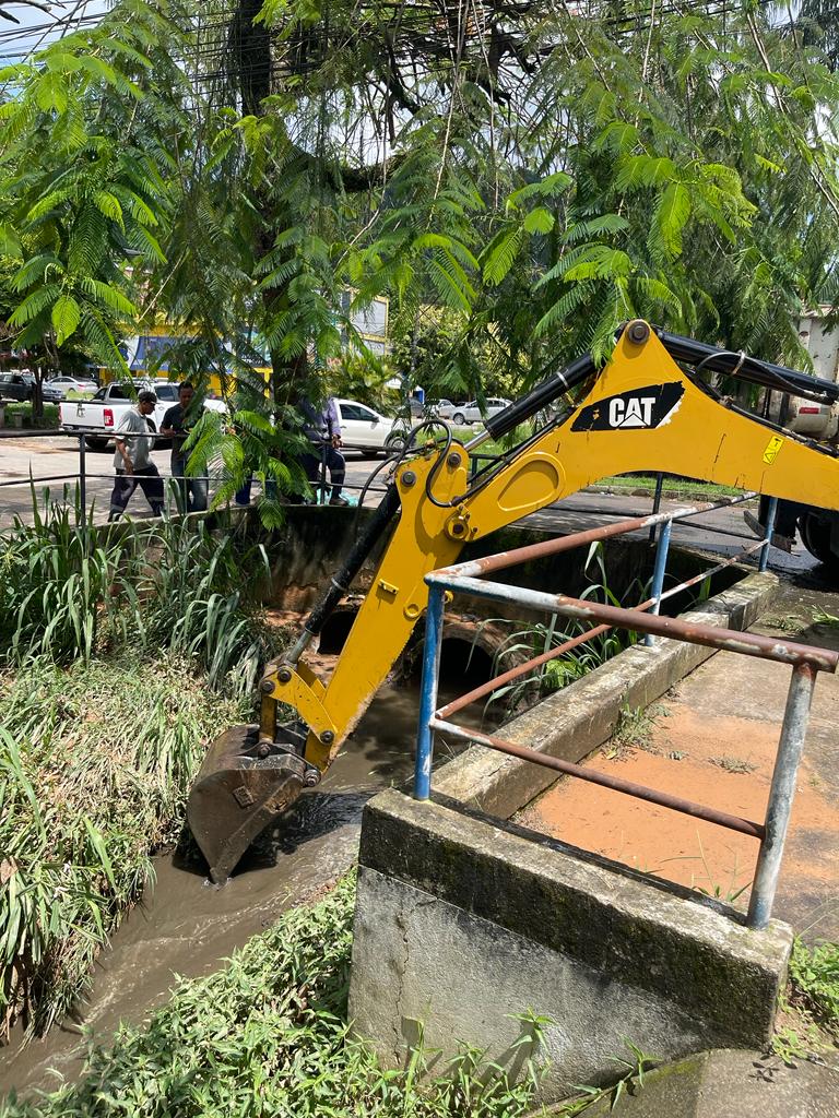 PROGRAMA DE COMBATE A ENCHENTES PROSSEGUE EM DUQUE DE CAXIAS