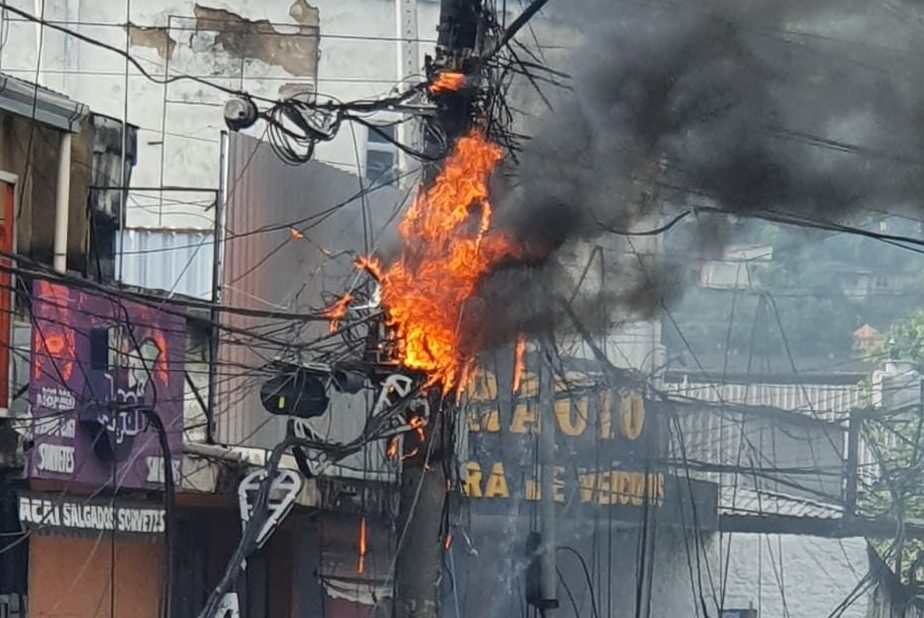 Alguém viu um caminhão da Light por aí ? Aqui está pegando fogo!