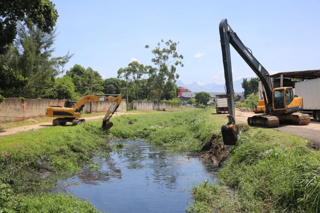 LIMPEZA DE RIOS E CANAIS CONTINUA EM DUQUE DE CAXIAS