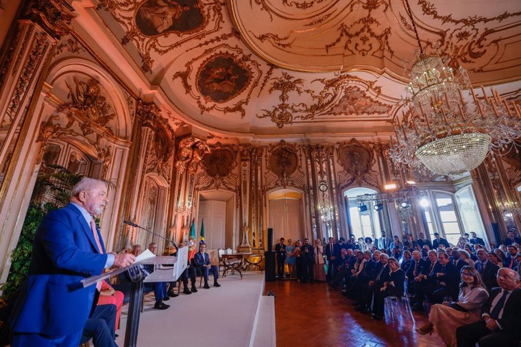 Lula assina e entrega diploma do Prêmio Camões a Chico Buarque