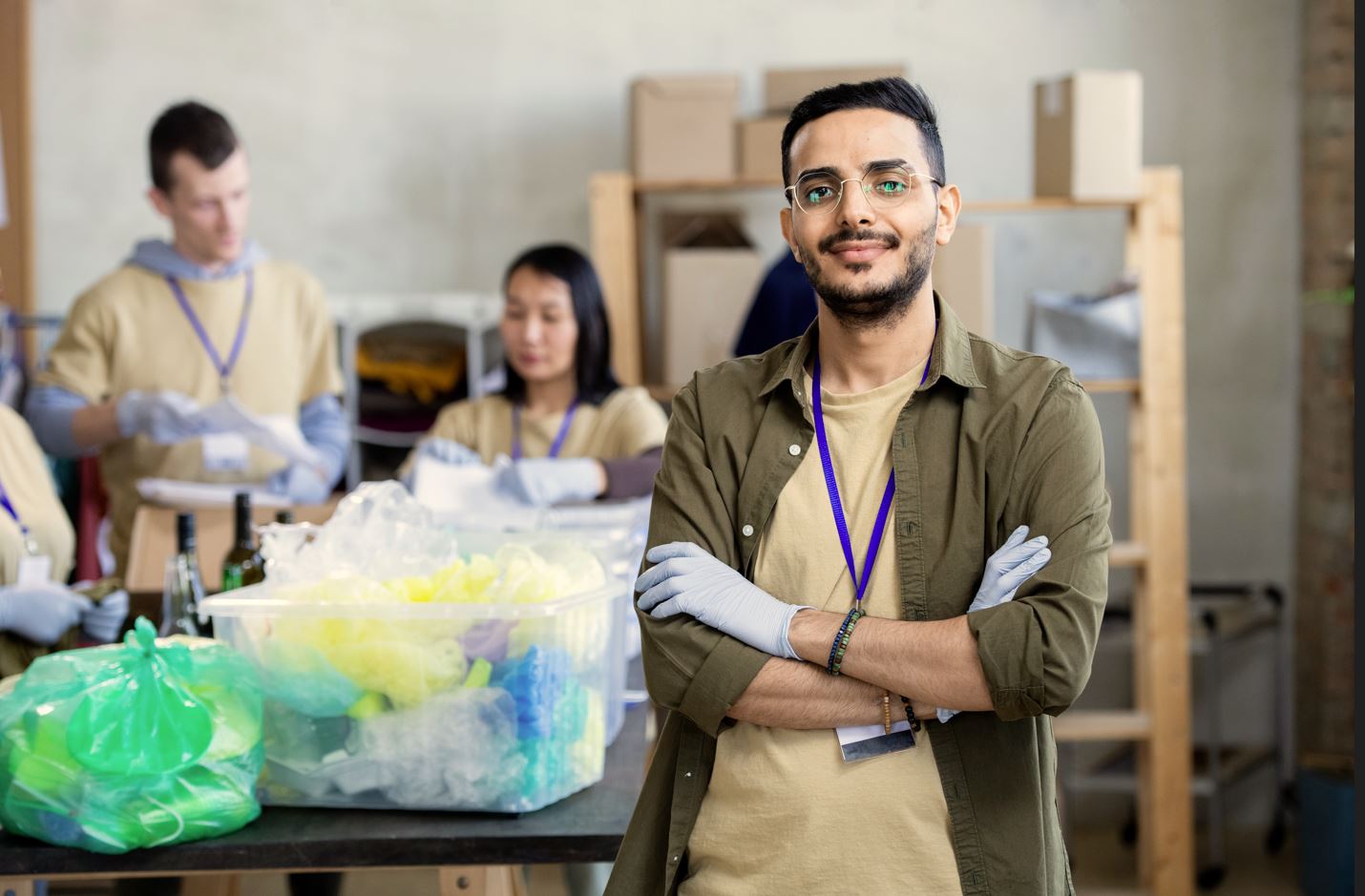 Ateliê Criativo capacita jovens em oficina de design e economia criativa com reciclagem de plástico