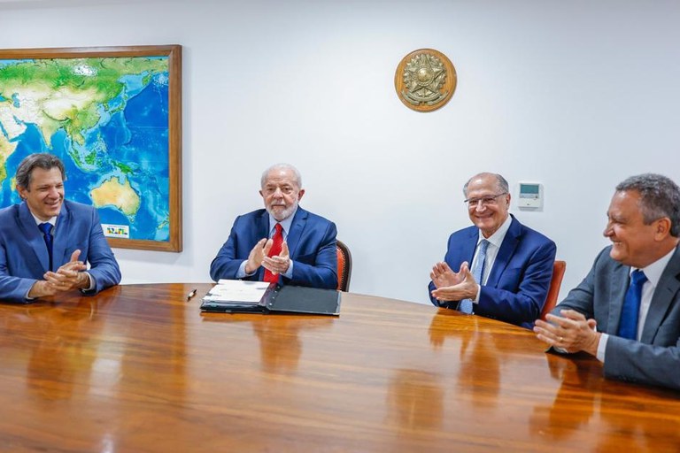 FIM DAS DÍVIDAS  Lula assina MP que cria o Desenrola, para tirar até 70 milhões das dívidas