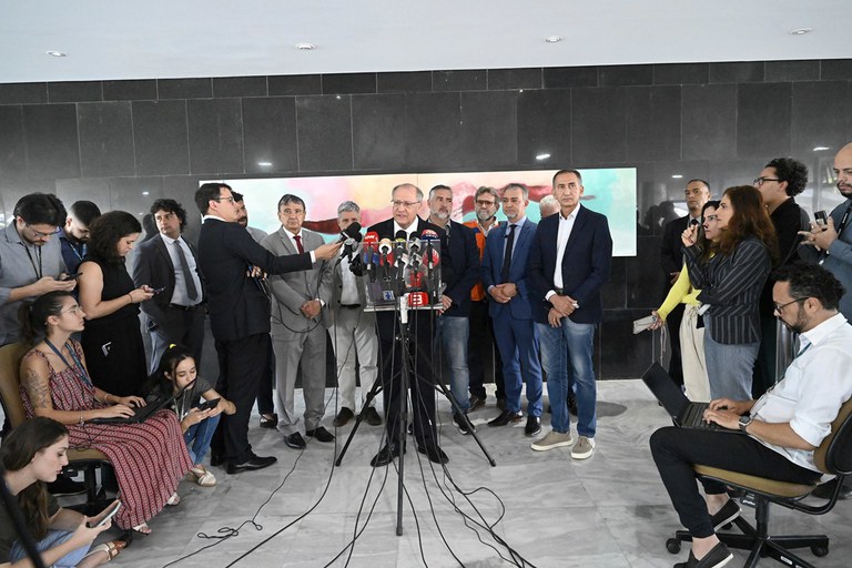 Governo cria comitê permanente de apoio, amplia ações de auxílio e fará nova visita ao Rio Grande do Sul no domingo