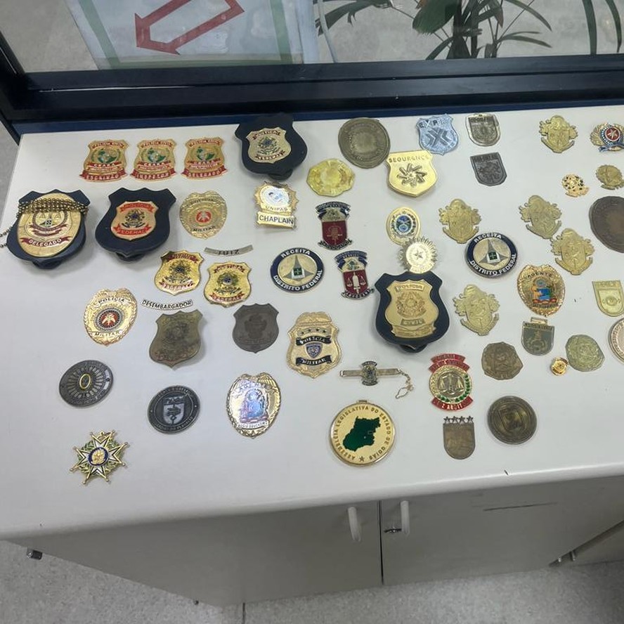 Polícia Civil interdita fábrica clandestina de distintivos na Baixada Fluminense