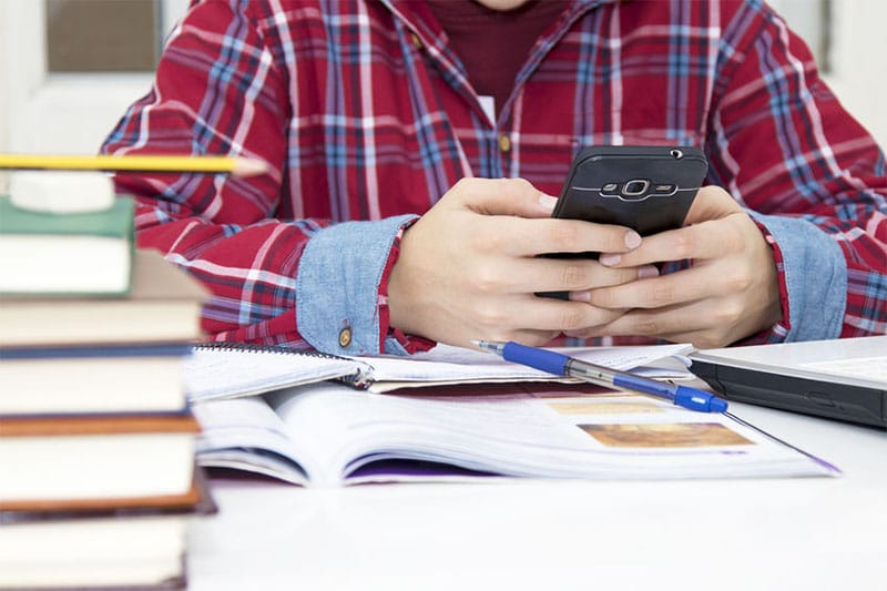 Educadores apoiam proposta do MEC que pretende banir celulares na sala de aula