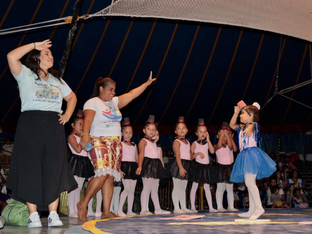 Crianças do projeto Arte Faz Parte estreiam no picadeiro do Circo Marcos Frota