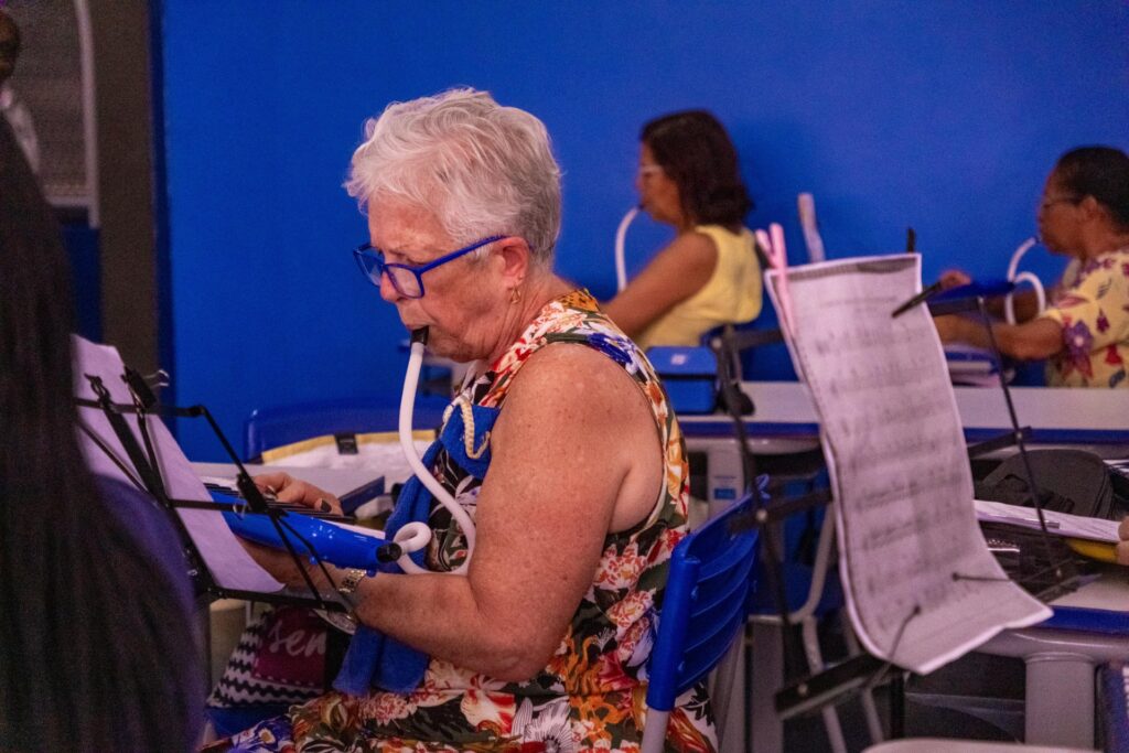 Aulas de musicalização e de instrumentos para alunos da terceira idade na Escola Municipal de Música Weberty Bernardino Acineto, em Nilópolis