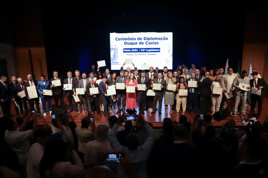 Vereadores, prefeito e vice-prefeita eleitos e suplentes são diplomados em Duque de Caxias