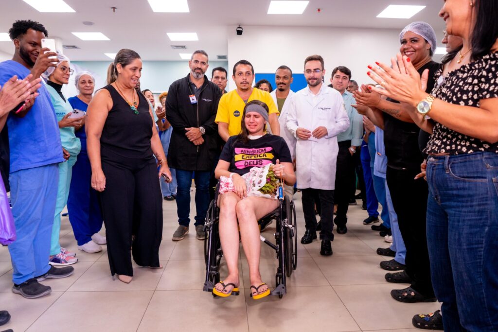 PACIENTE JULIANA RANGEL RECEBE ALTA DO HOSPITAL MUNICIPALIZADO ADÃO PEREIRA NUNES EM DUQUE DE CAXIAS 