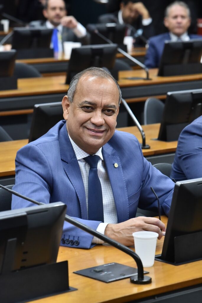 Deputado Max Lemos luta para garantir acesso gratuito ao remédio contra DMD