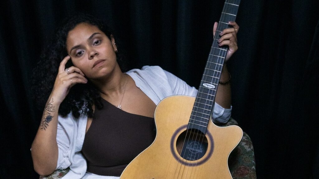 Isabelle Marques apresenta o show Vozes Plurais