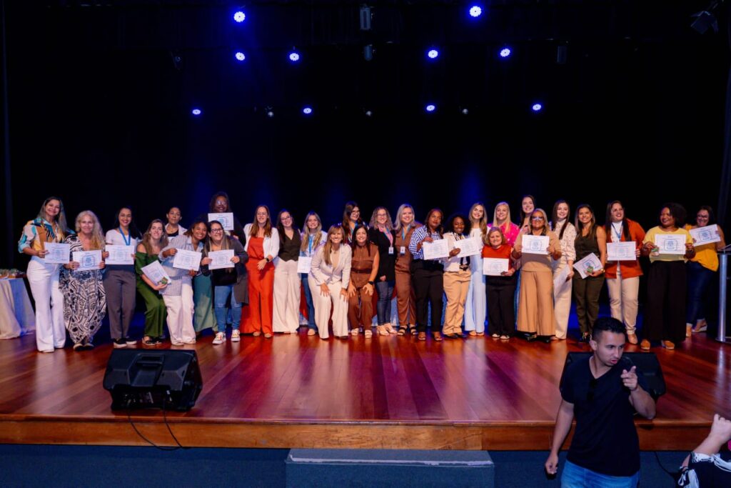 SUGESTÃO DE PAUTA: PROFISSIONAIS DE ENFERMAGEM E SERVIÇO SOCIAL SÃO HOMENAGEADOS NA CERIMÔNIA DE 29 ANOS DO CEATA EM DUQUE DE CAXIAS