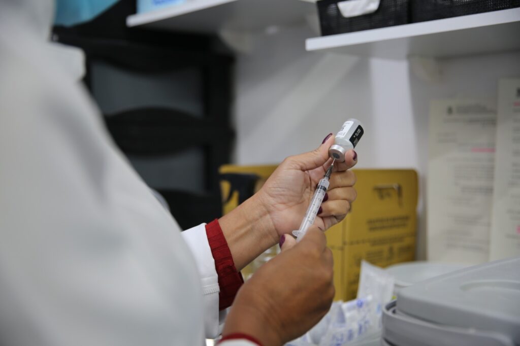 DUQUE DE CAXIAS SEGUE COM CAMPANHA DE VACINAÇÃO NAS ESCOLAS DA REDE MUNICIPAL