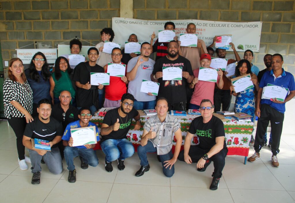 Braskem celebra formatura de jovens em curso de conserto de celulares e computadores em Duque de Caxias