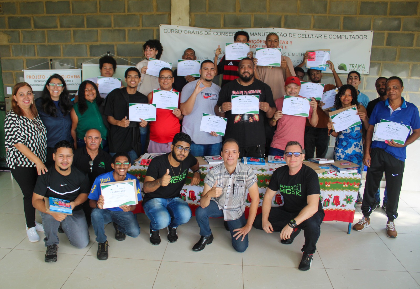 Braskem celebra formatura de jovens em curso de conserto de celulares e computadores em Duque de Caxias