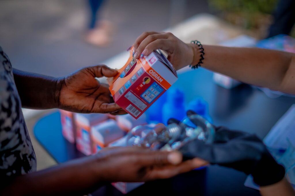 ENEL REALIZA TROCA DE LÂMPADAS E PROMOVE CONSUMO CONSCIENTE EM MAGÉ, SÃO GONÇALO, DUQUE DE CAXIAS E CAMPOS DOS GOYTACAZES