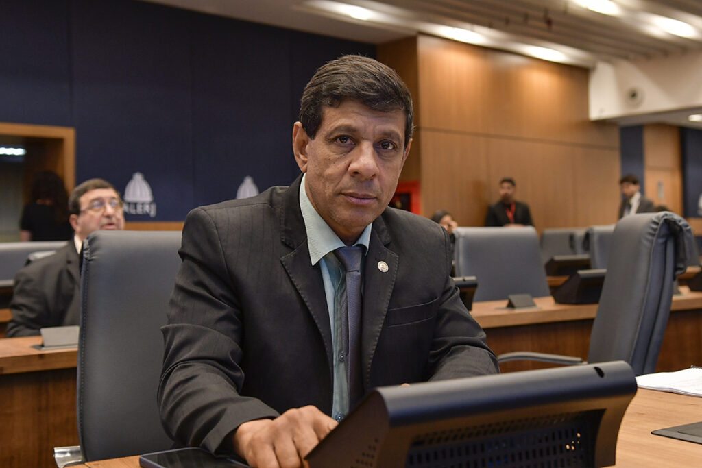 Caso de policial penal que atirou em entregador reacende debate sobre projeto que proíbe exigir entrega na porta de clientes no RJ.