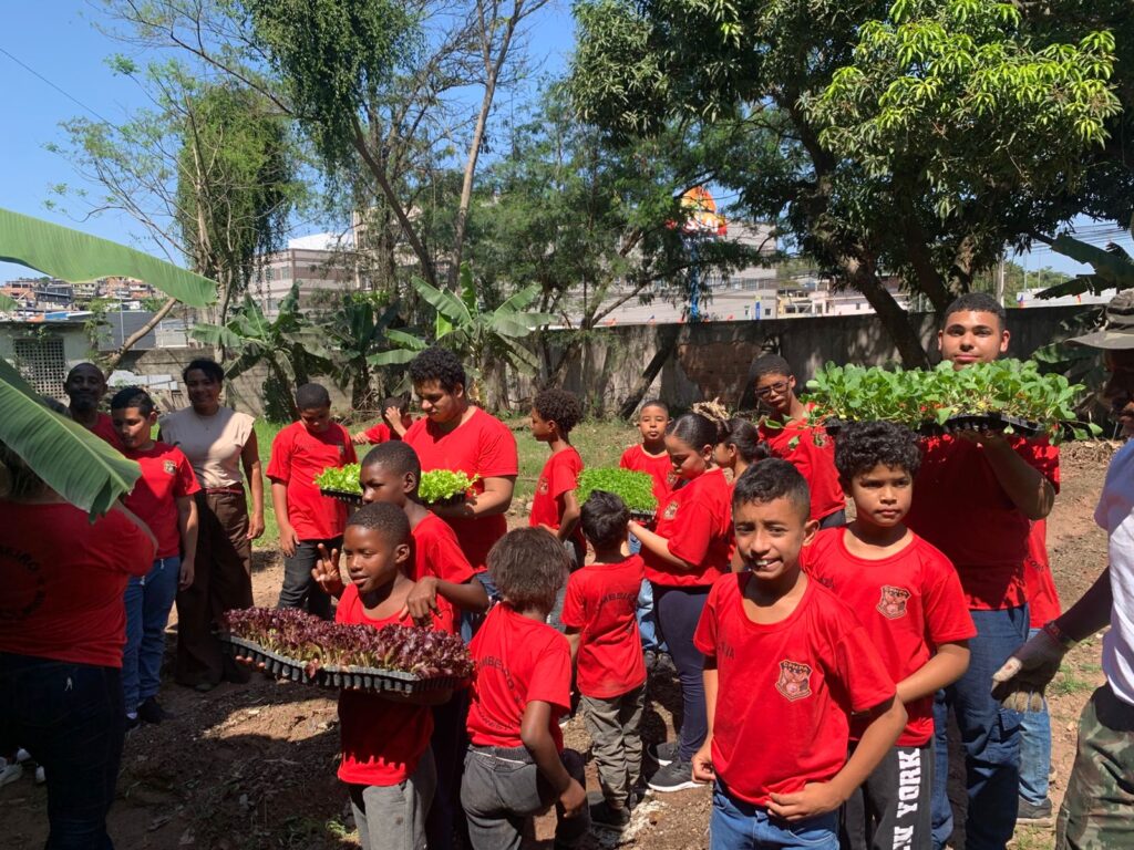 CPMPA e Patrulheiros Ambientais iniciam nova horta com alunos do Curso de Bombeiro Florestal Mirim na FEUDUC