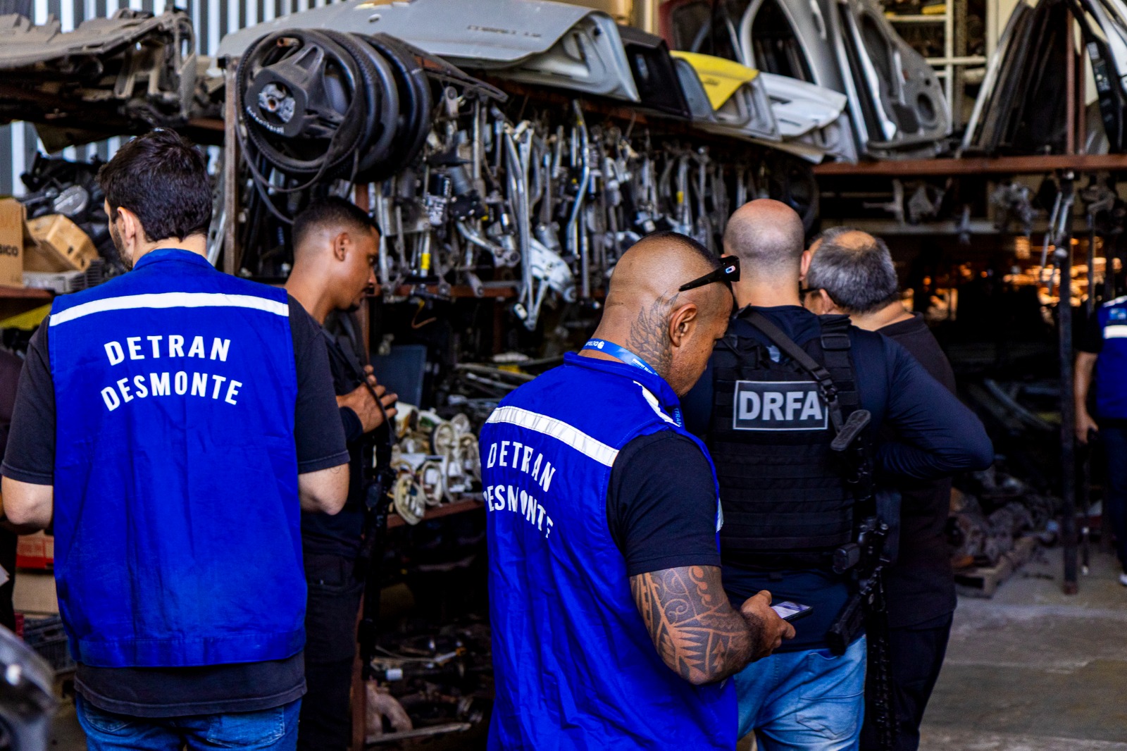 Força-tarefa interdita ferro-velho sem credenciamento do Detran RJ em Nova Iguaçu