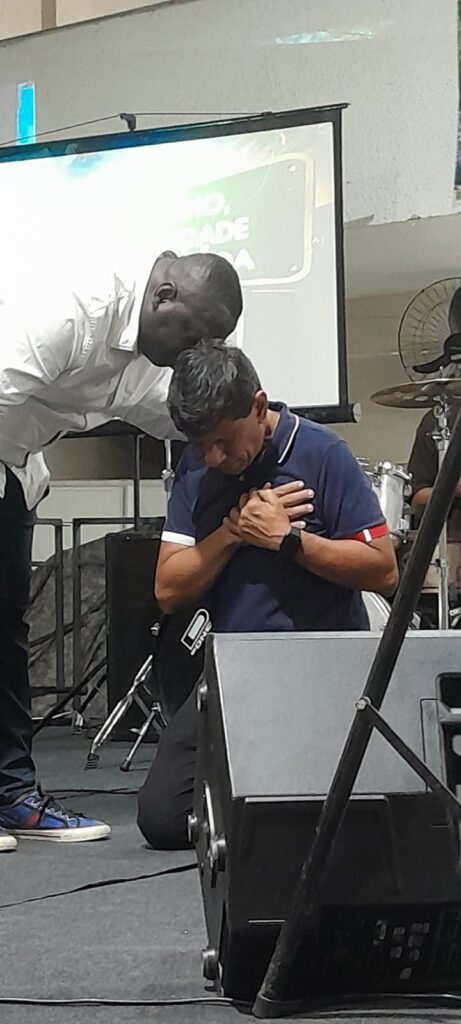 Último Culto da Resposta de 2025 reúne centenas de fiéis no galpão do deputado Marcelo Dino