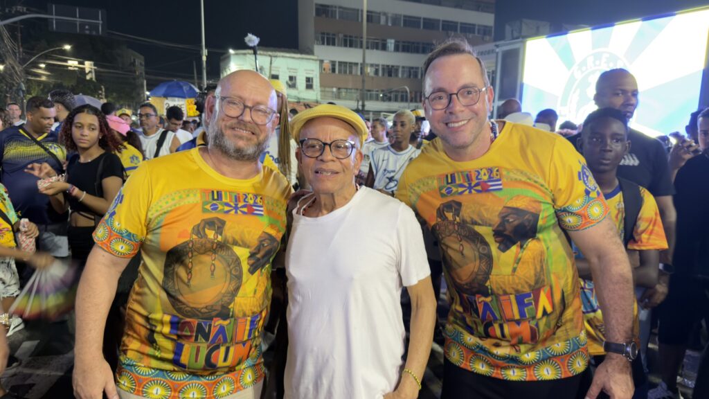 Nei Lopes participa do ensaio de rua do Paraíso do Tuiuti