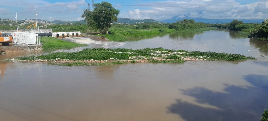 Temporal intenso causa estragos e deixa a Baixada Fluminense em estado de alerta