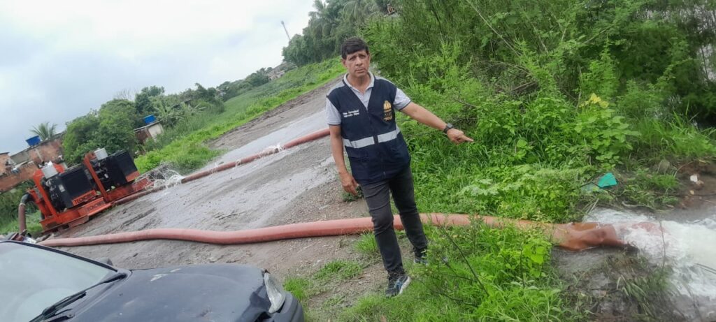 Presente no bairro: deputado Marcelo Dino acompanha trabalho no dique e reforça combate às enchentes no Pilar