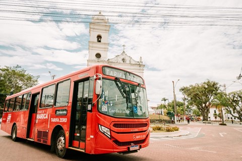 Ônibus gratuitos terão mais de 50 viagens extras durante a madrugada para garantir mobilidade e segurança na saída dos eventos