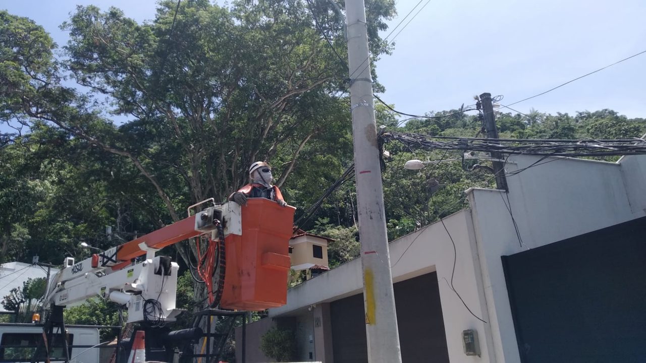COLISÕES EM POSTES: ENEL RIO REGISTRA MÉDIA DE UM ACIDENTE POR DIA NO ÚLTIMO TRIMESTRE
