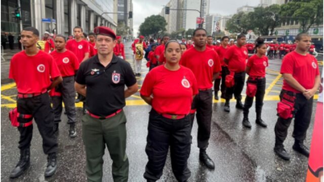 Bombeiros Mirins de Belford Roxo fazem história na Avenida Presidente Vargas