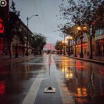 Rua molhada pela chuva, fotografia ilustrativa