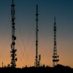 Edifícios urbanos em imagem ilustrativa para guia sobre cobertura de telefonia móvel