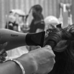 Profissional cuidando de cabelos em salão, imagem ilustrativa. Não retrata a ação Entre Nós de Nova Iguaçu. Foto: Anabelle Carite/Unsplash.