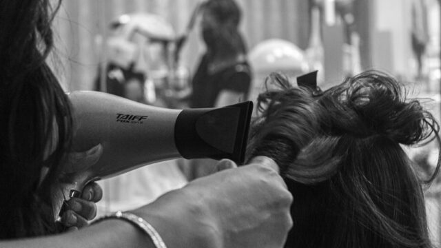 Nova Iguaçu realiza ação de cuidado e corte solidário para mulheres no Jardim Paraíso