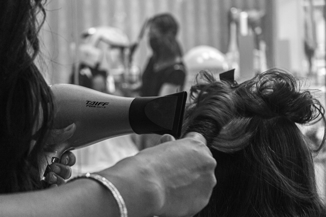Profissional cuidando de cabelos em salão, imagem ilustrativa. Não retrata a ação Entre Nós de Nova Iguaçu. Foto: Anabelle Carite/Unsplash.