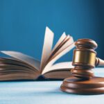 Livro aberto e martelo de juiz representando o habeas corpus e as garantias jurídicas