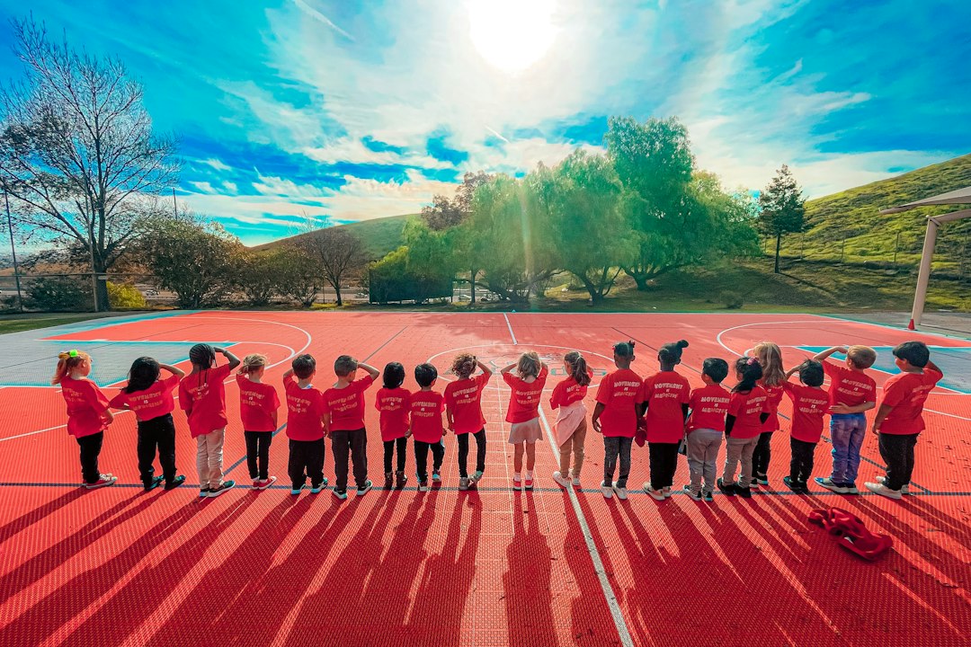 Imagem ilustrativa de atividade esportiva infantil em grupo