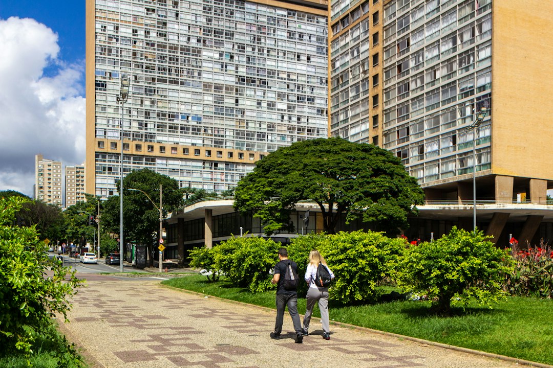Estudantes caminhando em ambiente acadêmico, imagem ilustrativa de estágio