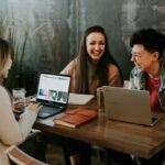 Grupo de estudantes trabalhando em computadores; imagem ilustrativa de cursos gratuitos