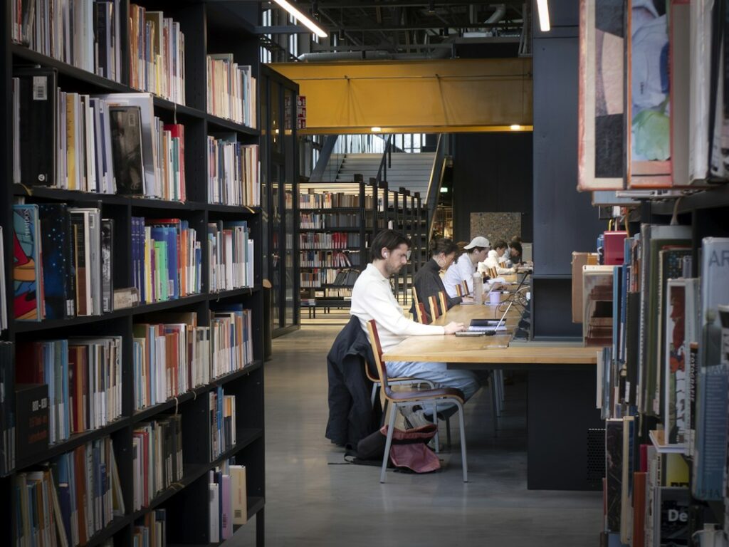 Enem 2026 será em 8 e 15 de novembro: horários e cuidados para estudantes da Baixada