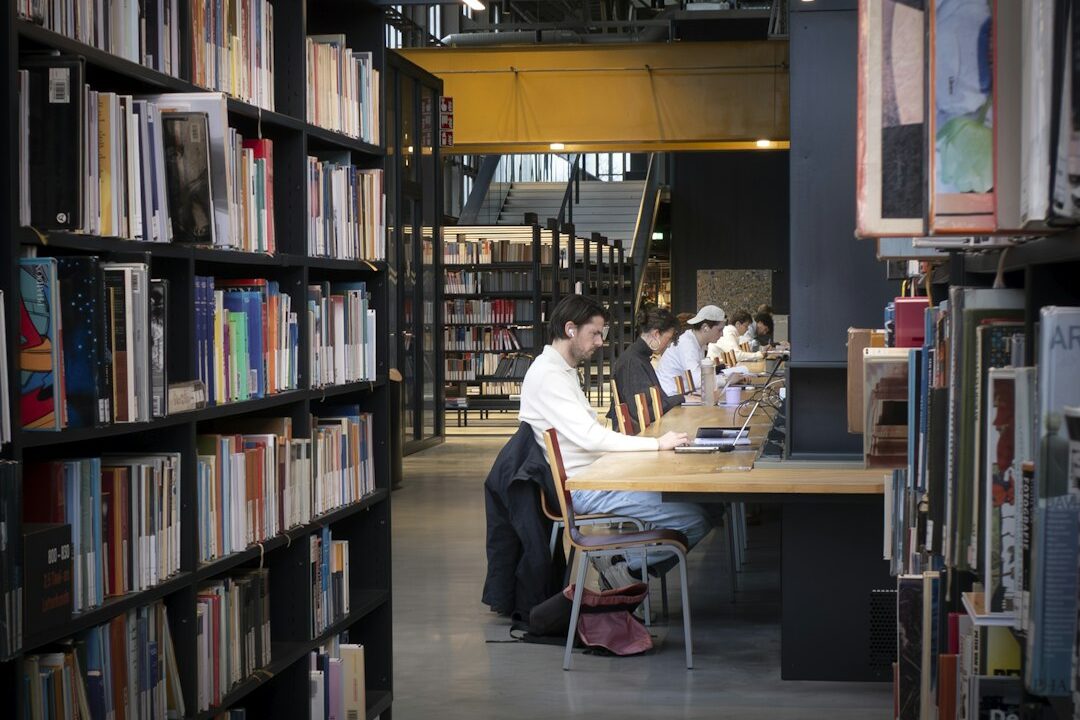 Enem 2026 será em 8 e 15 de novembro: horários e cuidados para estudantes da Baixada
