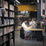 Estudantes em biblioteca; imagem ilustrativa que não retrata prova do Enem 2026. Foto: Fer Troulik/Unsplash.