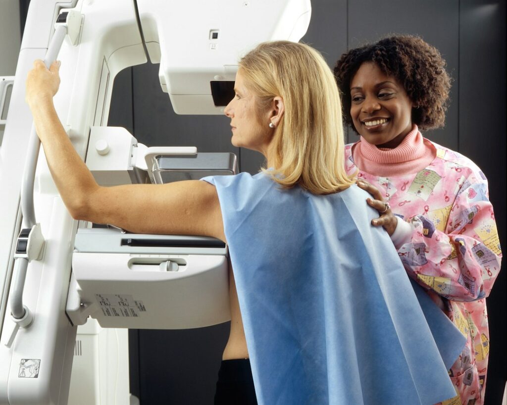 Outubro Rosa: planos de saúde ampliam cobertura da mamografia digital; entenda a mudança
