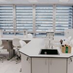 Ambiente de laboratório acadêmico, imagem ilustrativa sem relação com instalações da UFRRJ
