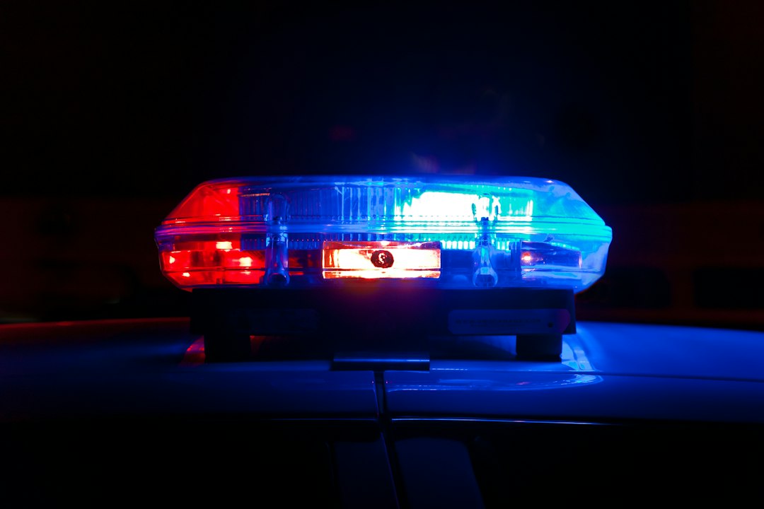 Luzes de viatura policial à noite; imagem ilustrativa, sem relação com operações em Belford Roxo. Foto: Scott Rodgerson/Unsplash.