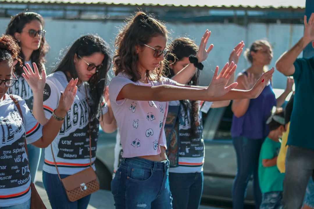 Imagem ilustrativa de mulheres reunidas em atividade comunitária