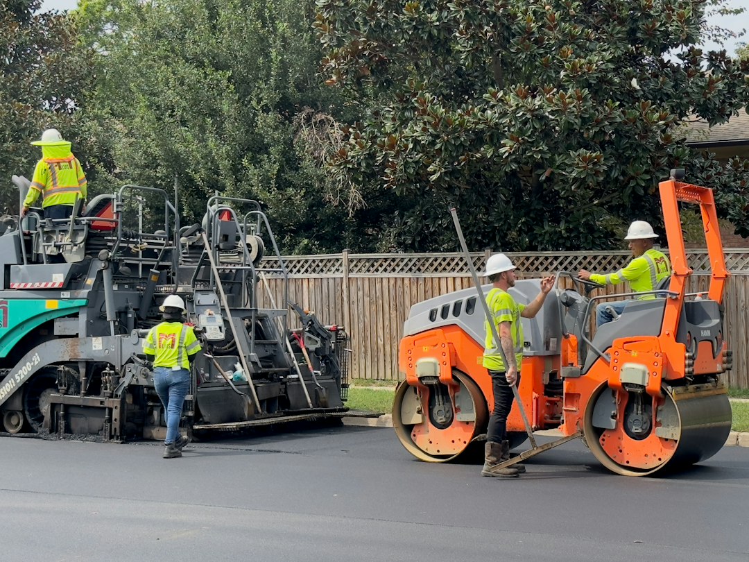 Equipe e equipamentos em obras de pavimentação; imagem ilustrativa, não retrata o bairro Maringá. Foto: Ray Donnelly/Unsplash.