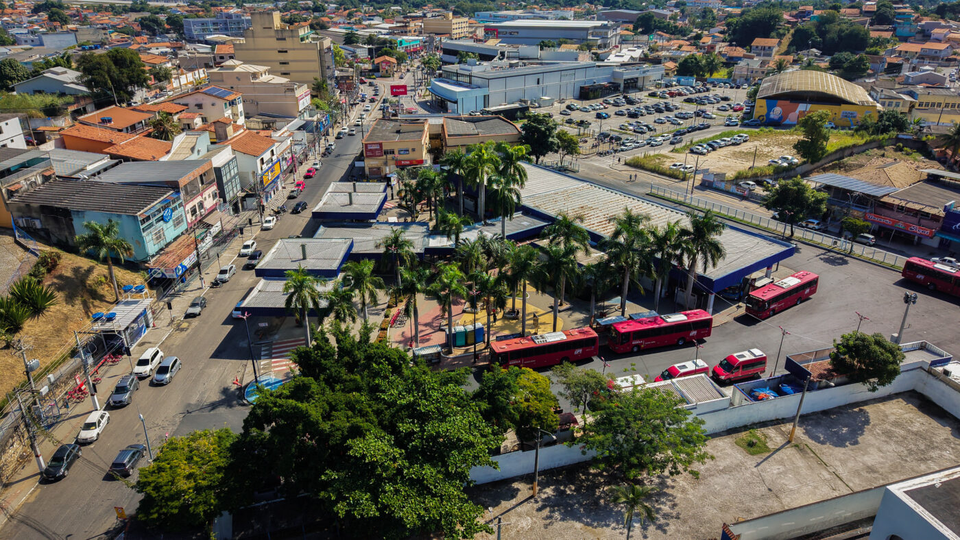 Ônibus Vermelhinhos circulam em via de Maricá; a prefeitura anunciou reforço do transporte para a FLIM 2026.