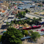 Ônibus Vermelhinhos circulam em via de Maricá; a prefeitura anunciou reforço do transporte para a FLIM 2026.
